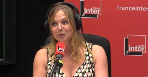 Constance finit sa chronique seins nus sur France Inter